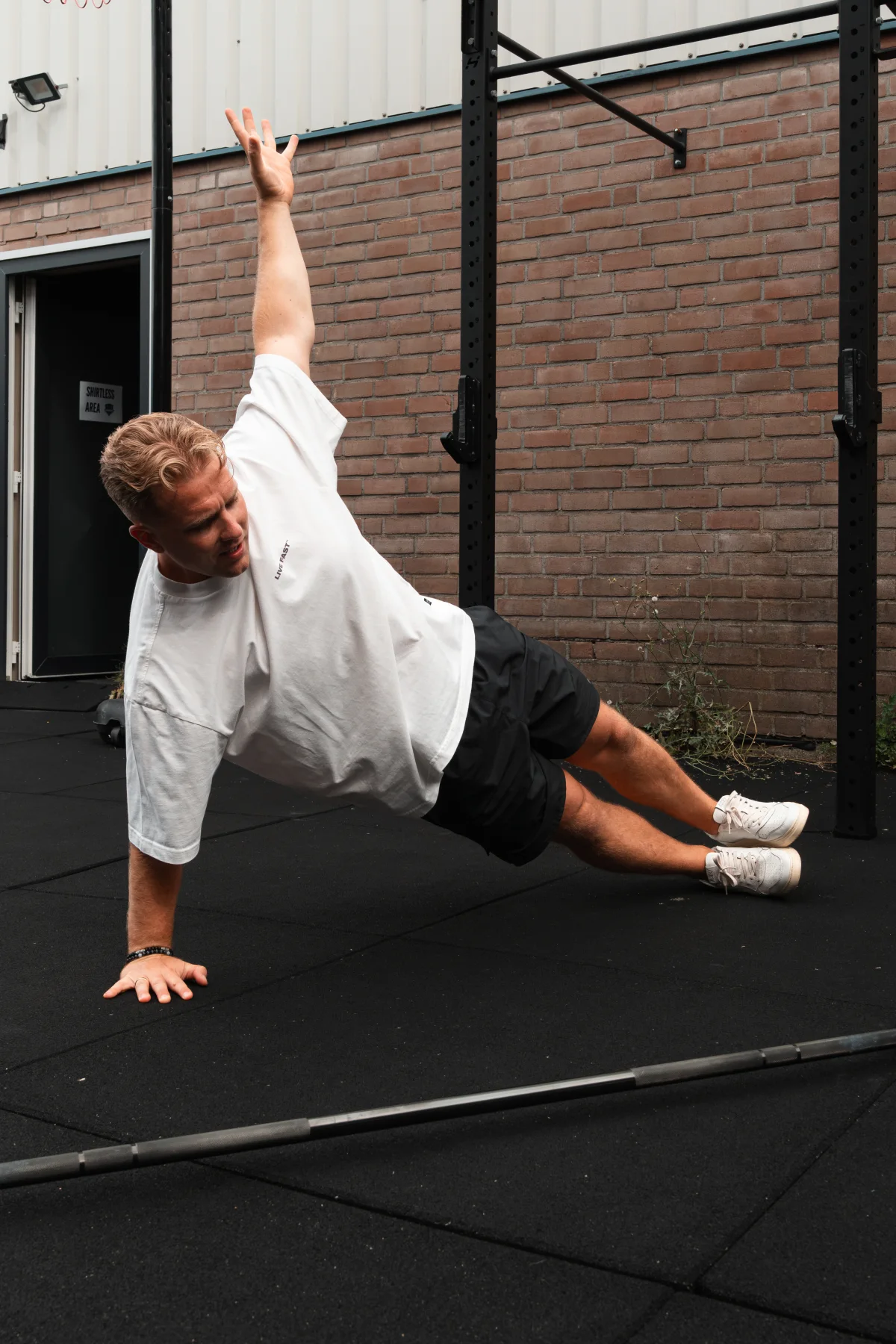 Alexander Panskus demonstriert einen Side Plank im Training