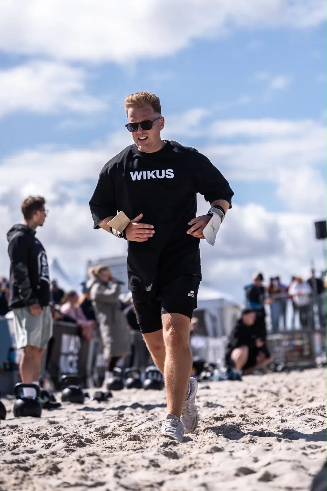 Alexander Panskus läuft über den Sand eines Wettkampfparcours am Strand
