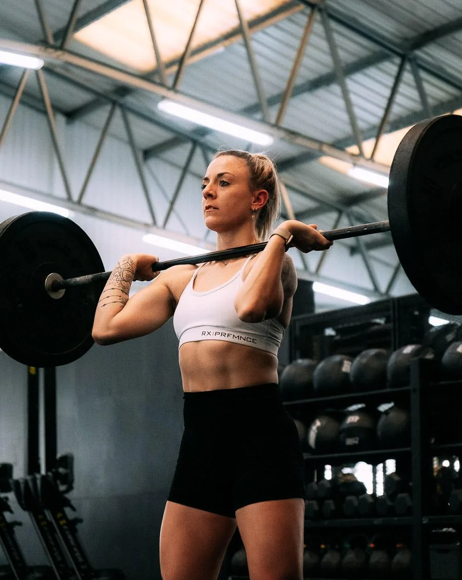 Lynn beim Umsetzen einer Langhantel im Functional-Fitness-Training