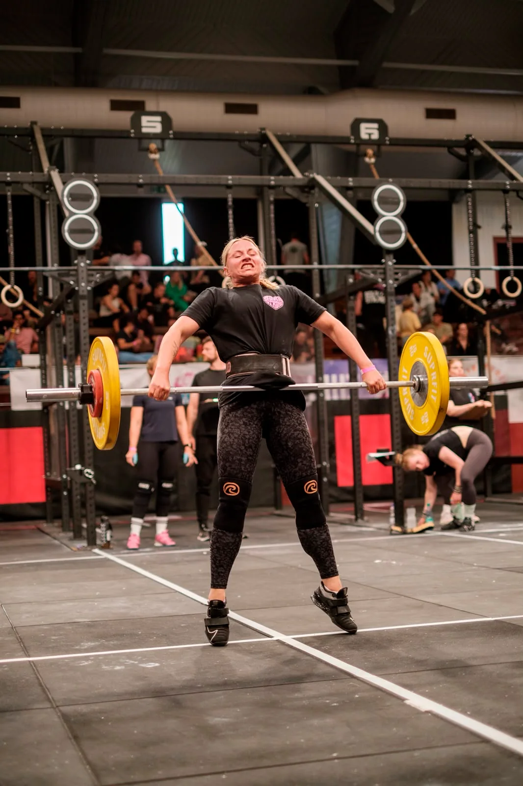 Nora beim Deadlift in einem Functional-Fitness-Wettkampf