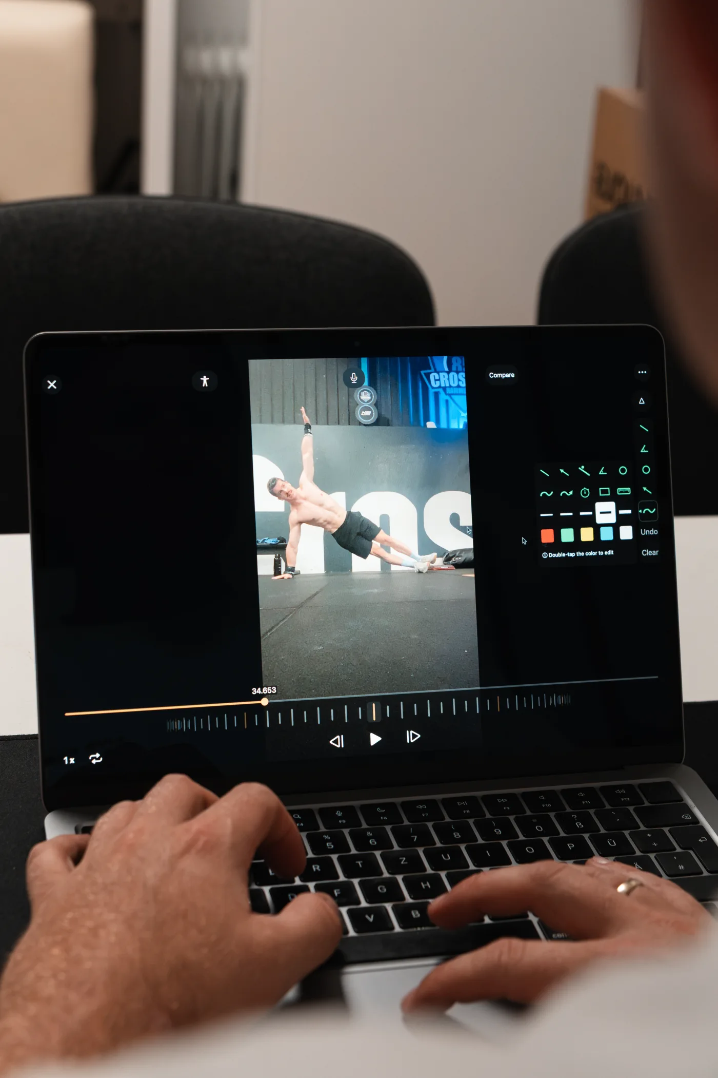 Alexander Panskus analysiert eine Trainingsbewegung mit Zeichenwerkzeugen am Laptop